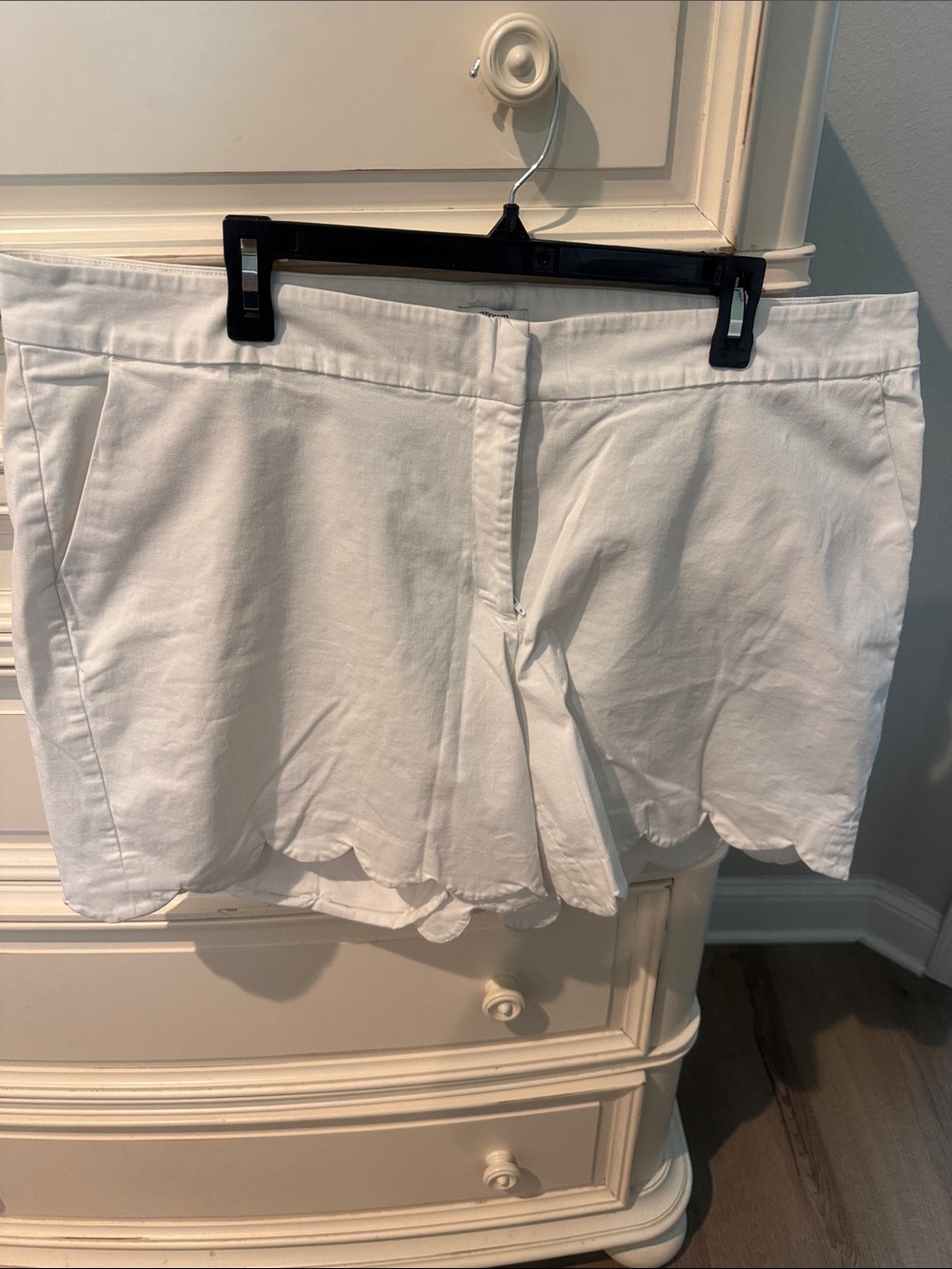 crown & ivy White Scalloped Hem Shorts